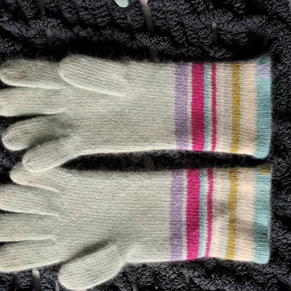NWT wool/angora adorable gloves. Mint colored with multicolored pattern - Picture 4 of 8